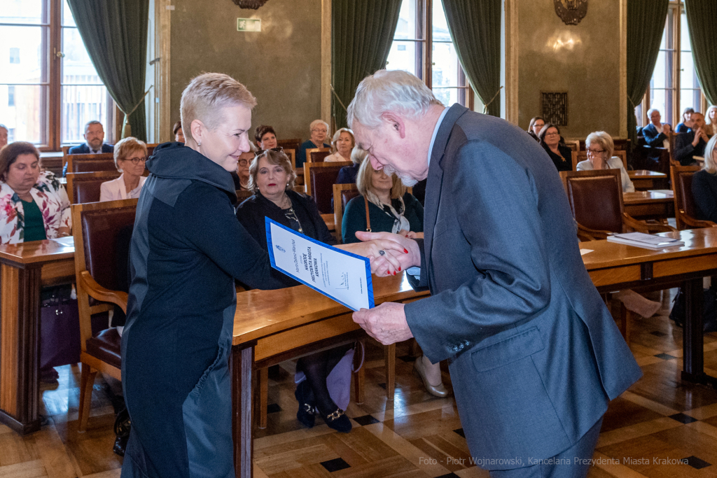 umk_0672.jpg-nauczyciele, Majchrowski, dyplomy, wręczenie, dyrektorzy, nagroda, prezydenta,  Autor: P. Wojnarowski