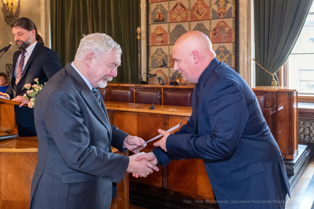 umk_0673.jpg-nauczyciele, Majchrowski, dyplomy, wręczenie, dyrektorzy, nagroda, prezydenta,  Autor: P. Wojnarowski