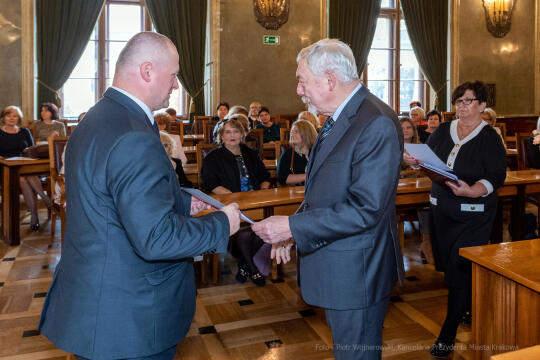 umk_0677.jpg-nauczyciele, Majchrowski, dyplomy, wręczenie, dyrektorzy, nagroda, prezydenta,