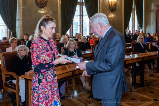 umk_0680.jpg-nauczyciele, Majchrowski, dyplomy, wręczenie, dyrektorzy, nagroda, prezydenta,