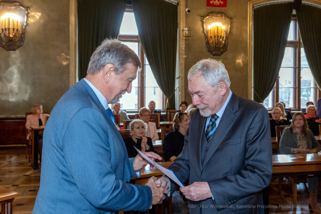 umk_0682.jpg-nauczyciele, Majchrowski, dyplomy, wręczenie, dyrektorzy, nagroda, prezydenta,  Autor: P. Wojnarowski