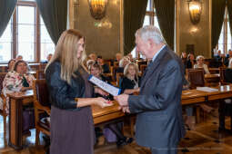 umk_0690.jpg-nauczyciele, Majchrowski, dyplomy, wręczenie, dyrektorzy, nagroda, prezydenta,