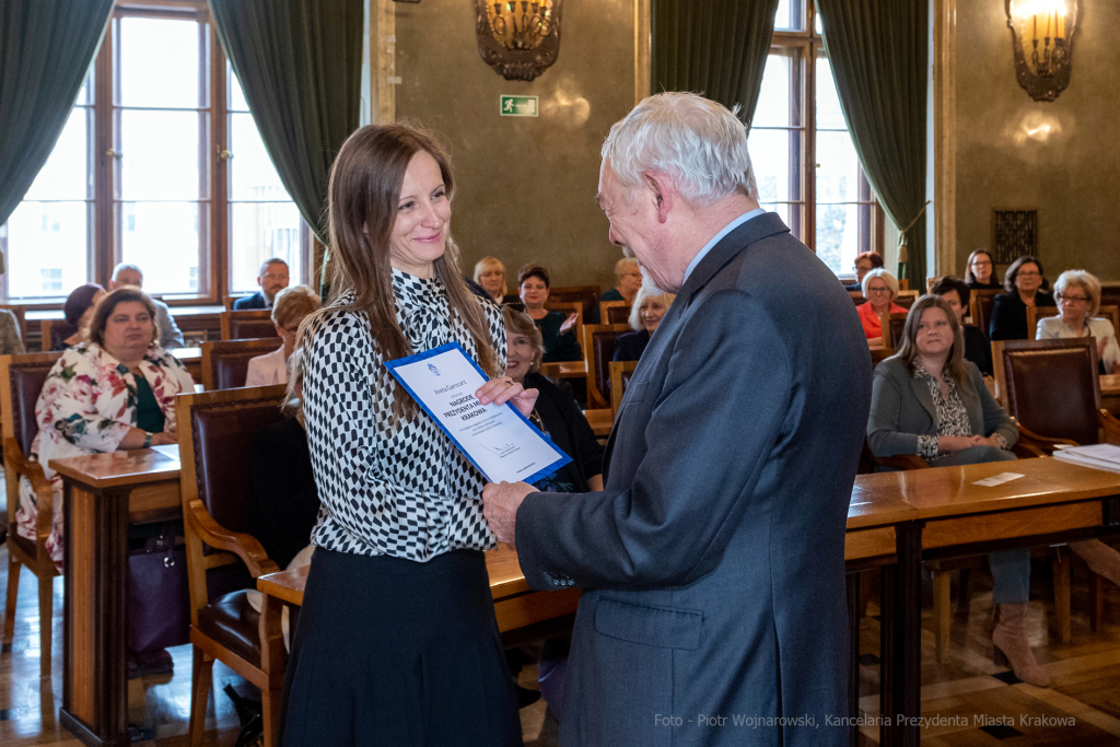 umk_0696.jpg-nauczyciele, Majchrowski, dyplomy, wręczenie, dyrektorzy, nagroda, prezydenta,  Autor: P. Wojnarowski