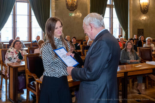 umk_0696.jpg-nauczyciele, Majchrowski, dyplomy, wręczenie, dyrektorzy, nagroda, prezydenta,