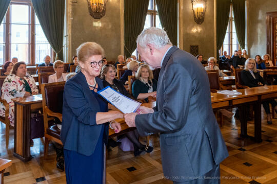 umk_0700.jpg-nauczyciele, Majchrowski, dyplomy, wręczenie, dyrektorzy, nagroda, prezydenta,