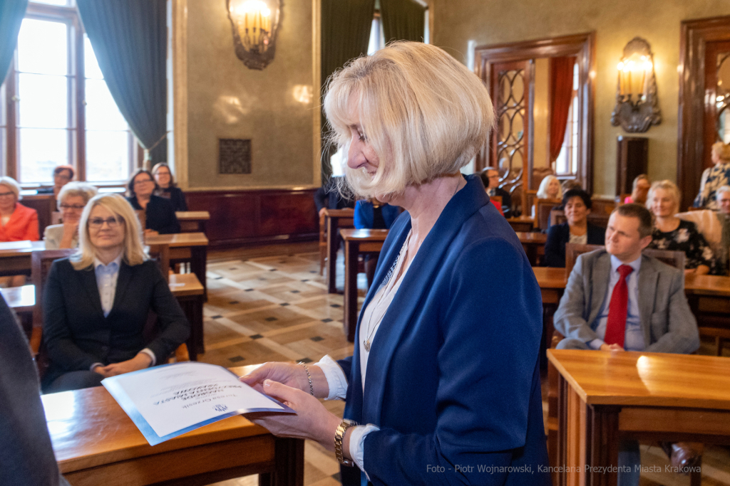 umk_0702.jpg-nauczyciele, Majchrowski, dyplomy, wręczenie, dyrektorzy, nagroda, prezydenta,  Autor: P. Wojnarowski