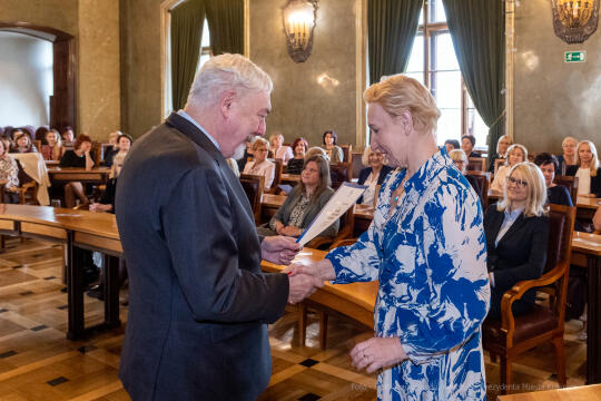 umk_0705.jpg-nauczyciele, Majchrowski, dyplomy, wręczenie, dyrektorzy, nagroda, prezydenta,