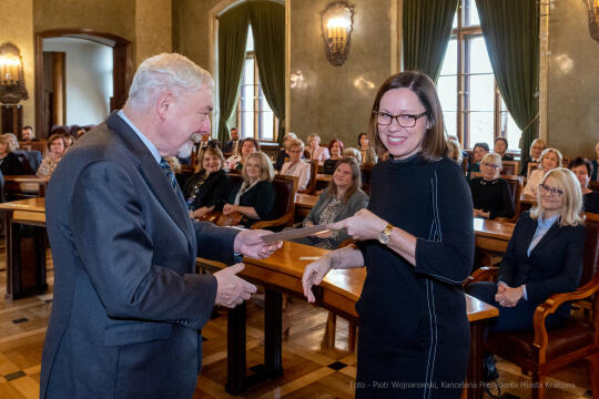 umk_0708.jpg-nauczyciele, Majchrowski, dyplomy, wręczenie, dyrektorzy, nagroda, prezydenta,