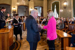 umk_0710.jpg-nauczyciele, Majchrowski, dyplomy, wręczenie, dyrektorzy, nagroda, prezydenta,