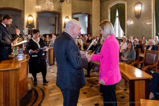 umk_0710.jpg-nauczyciele, Majchrowski, dyplomy, wręczenie, dyrektorzy, nagroda, prezydenta,