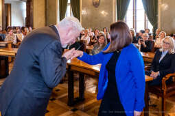 umk_0712.jpg-nauczyciele, Majchrowski, dyplomy, wręczenie, dyrektorzy, nagroda, prezydenta,