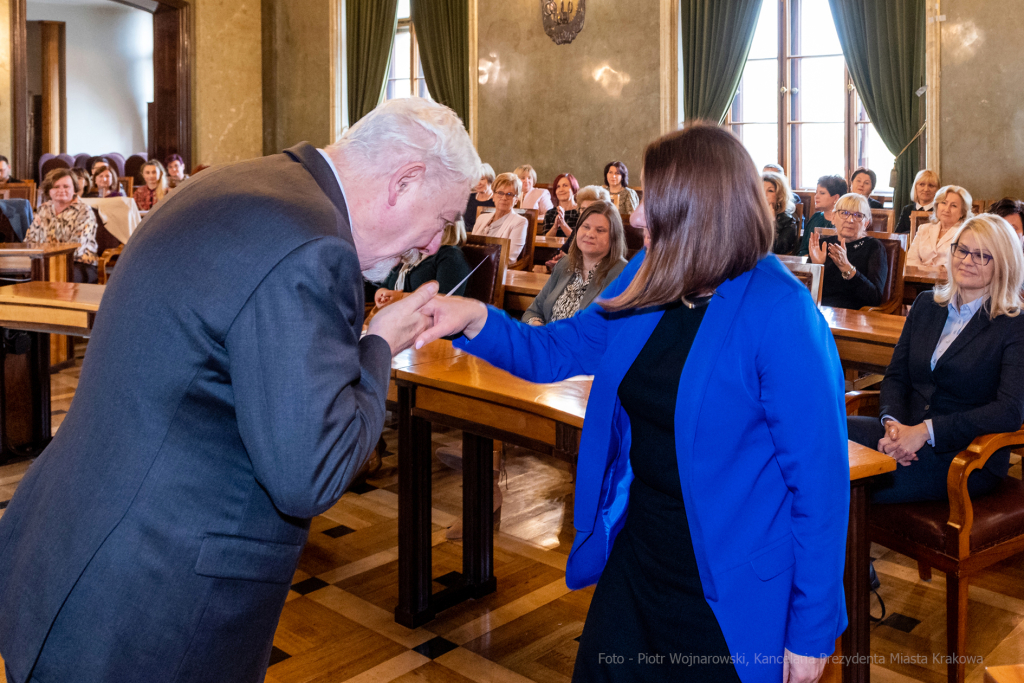 umk_0712.jpg-nauczyciele, Majchrowski, dyplomy, wręczenie, dyrektorzy, nagroda, prezydenta,  Autor: P. Wojnarowski