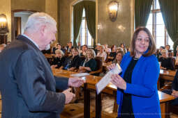 umk_0714.jpg-nauczyciele, Majchrowski, dyplomy, wręczenie, dyrektorzy, nagroda, prezydenta,