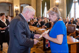 umk_0716.jpg-nauczyciele, Majchrowski, dyplomy, wręczenie, dyrektorzy, nagroda, prezydenta,