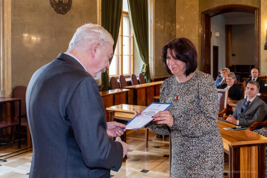 umk_0722.jpg-nauczyciele, Majchrowski, dyplomy, wręczenie, dyrektorzy, nagroda, prezydenta,