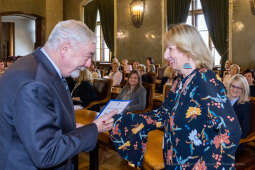 umk_0723.jpg-nauczyciele, Majchrowski, dyplomy, wręczenie, dyrektorzy, nagroda, prezydenta,