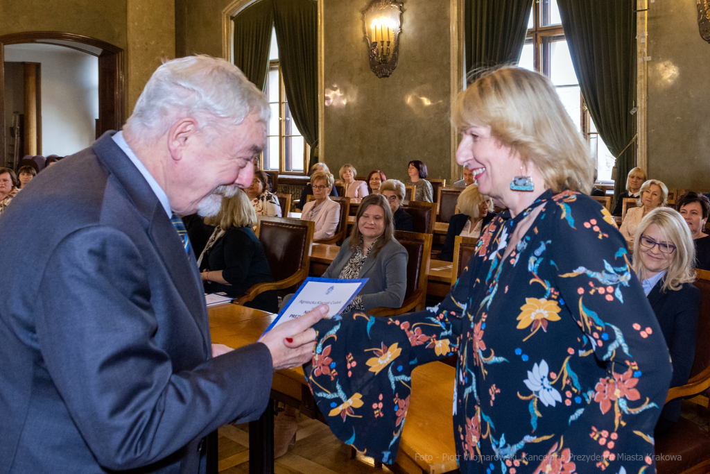 umk_0723.jpg-nauczyciele, Majchrowski, dyplomy, wręczenie, dyrektorzy, nagroda, prezydenta,  Autor: P. Wojnarowski