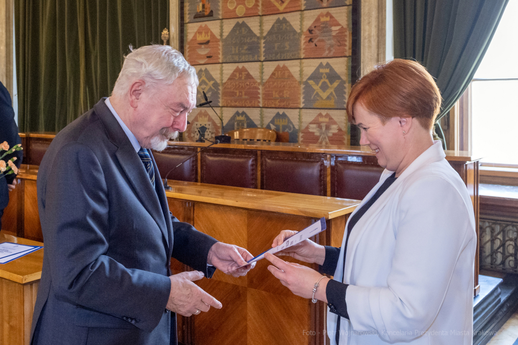 umk_0727.jpg-nauczyciele, Majchrowski, dyplomy, wręczenie, dyrektorzy, nagroda, prezydenta,  Autor: P. Wojnarowski