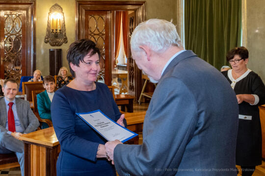 umk_0729.jpg-nauczyciele, Majchrowski, dyplomy, wręczenie, dyrektorzy, nagroda, prezydenta,