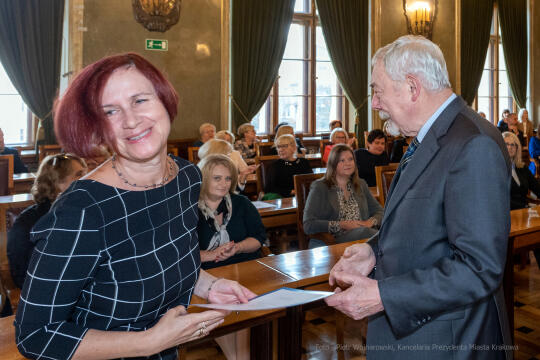 umk_0731.jpg-nauczyciele, Majchrowski, dyplomy, wręczenie, dyrektorzy, nagroda, prezydenta,