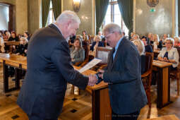 umk_0732.jpg-nauczyciele, Majchrowski, dyplomy, wręczenie, dyrektorzy, nagroda, prezydenta,