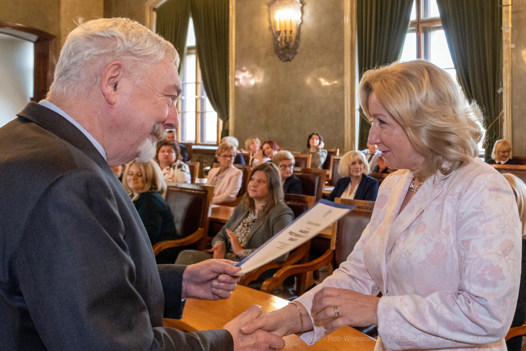 umk_0738.jpg-nauczyciele, Majchrowski, dyplomy, wręczenie, dyrektorzy, nagroda, prezydenta,  Autor: P. Wojnarowski