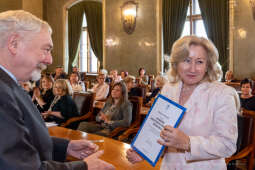 umk_0739.jpg-nauczyciele, Majchrowski, dyplomy, wręczenie, dyrektorzy, nagroda, prezydenta,