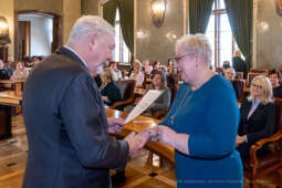 umk_0742.jpg-nauczyciele, Majchrowski, dyplomy, wręczenie, dyrektorzy, nagroda, prezydenta,