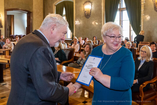 umk_0743.jpg-nauczyciele, Majchrowski, dyplomy, wręczenie, dyrektorzy, nagroda, prezydenta,