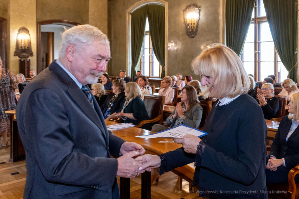 umk_0747.jpg-nauczyciele, Majchrowski, dyplomy, wręczenie, dyrektorzy, nagroda, prezydenta,  Autor: P. Wojnarowski