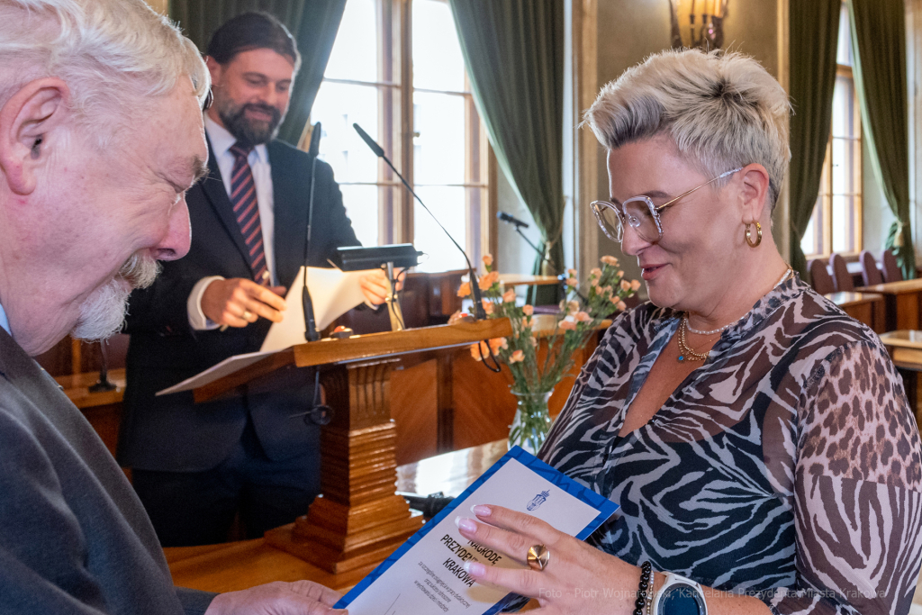 umk_0749.jpg-nauczyciele, Majchrowski, dyplomy, wręczenie, dyrektorzy, nagroda, prezydenta,  Autor: P. Wojnarowski