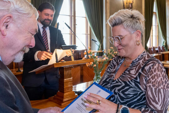 umk_0749.jpg-nauczyciele, Majchrowski, dyplomy, wręczenie, dyrektorzy, nagroda, prezydenta,