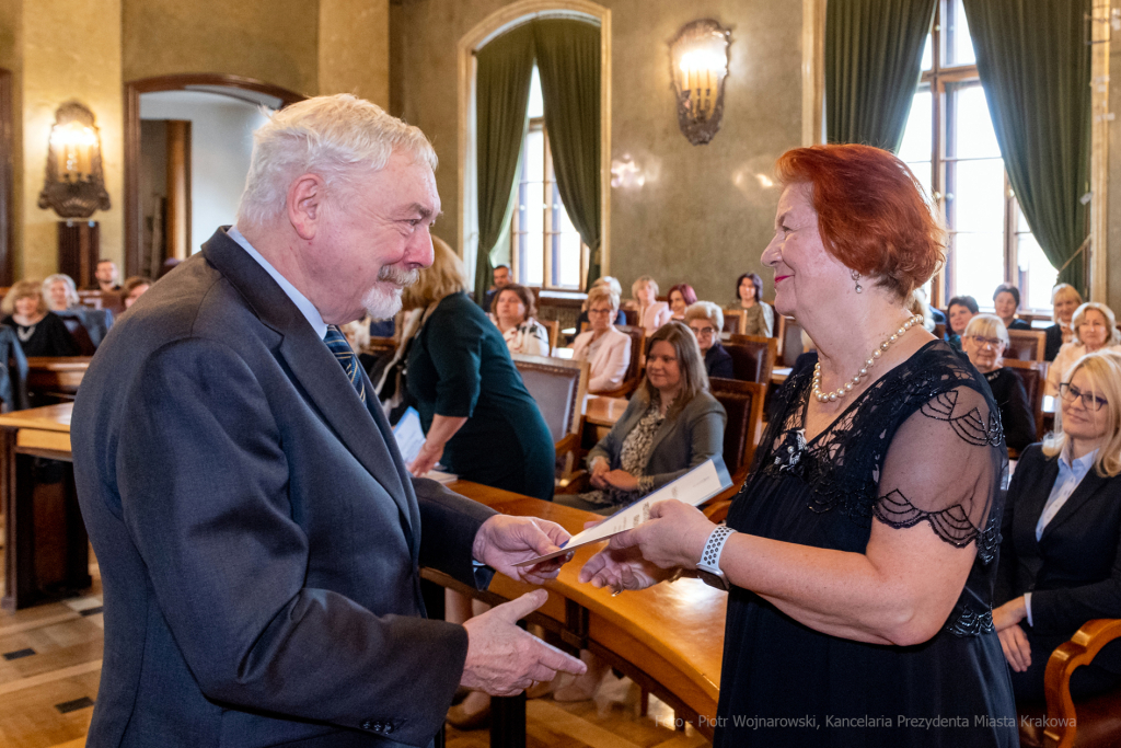 umk_0755.jpg-nauczyciele, Majchrowski, dyplomy, wręczenie, dyrektorzy, nagroda, prezydenta,  Autor: P. Wojnarowski