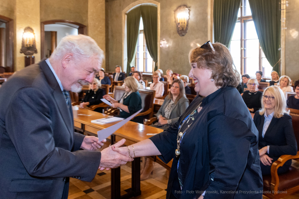 umk_0757.jpg-nauczyciele, Majchrowski, dyplomy, wręczenie, dyrektorzy, nagroda, prezydenta,  Autor: P. Wojnarowski