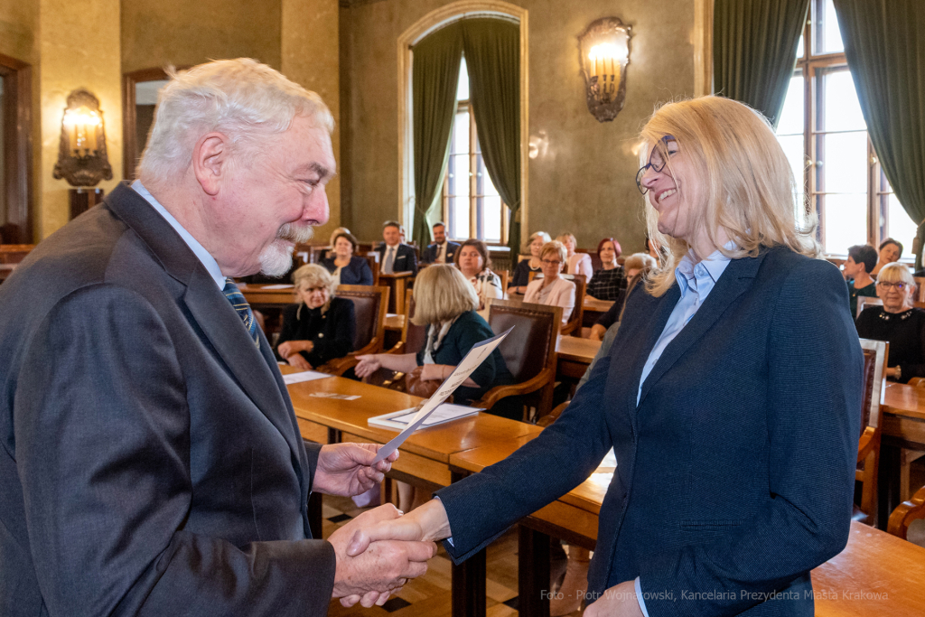 umk_0760.jpg-nauczyciele, Majchrowski, dyplomy, wręczenie, dyrektorzy, nagroda, prezydenta,  Autor: P. Wojnarowski