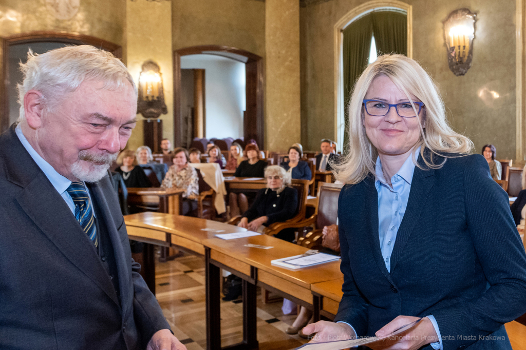 umk_0762.jpg-nauczyciele, Majchrowski, dyplomy, wręczenie, dyrektorzy, nagroda, prezydenta,  Autor: P. Wojnarowski