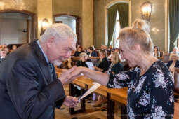 umk_0764.jpg-nauczyciele, Majchrowski, dyplomy, wręczenie, dyrektorzy, nagroda, prezydenta,