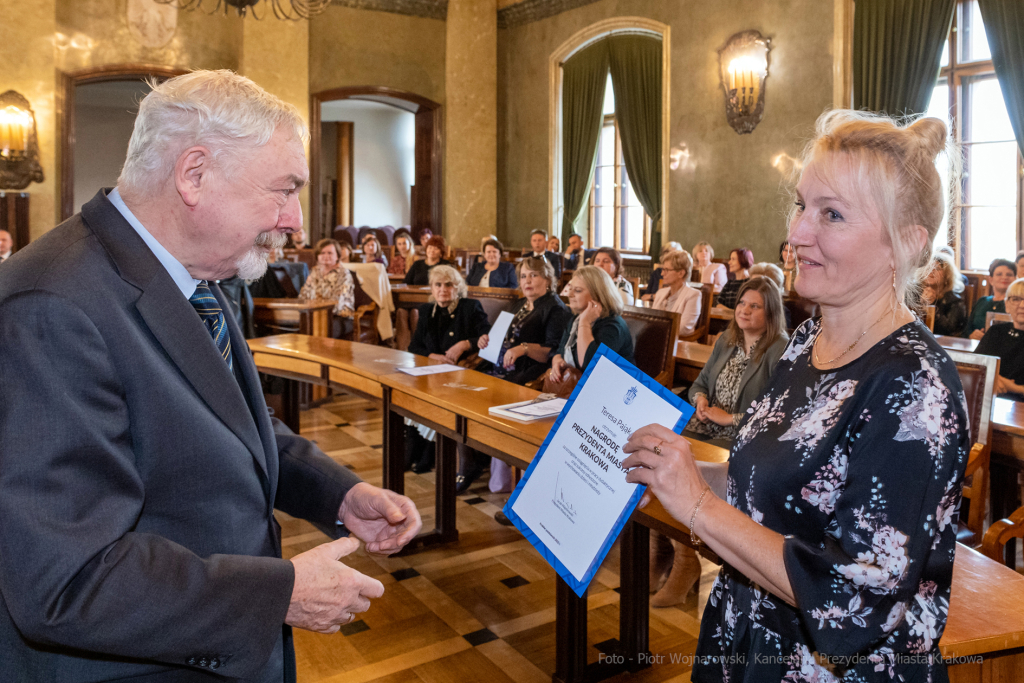 umk_0765.jpg-nauczyciele, Majchrowski, dyplomy, wręczenie, dyrektorzy, nagroda, prezydenta,  Autor: P. Wojnarowski