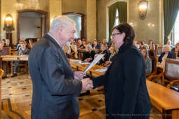 umk_0767.jpg-nauczyciele, Majchrowski, dyplomy, wręczenie, dyrektorzy, nagroda, prezydenta,