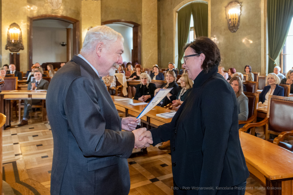 umk_0767.jpg-nauczyciele, Majchrowski, dyplomy, wręczenie, dyrektorzy, nagroda, prezydenta,  Autor: P. Wojnarowski