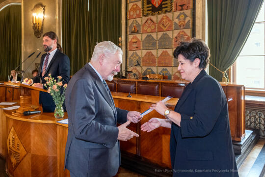 umk_0770.jpg-nauczyciele, Majchrowski, dyplomy, wręczenie, dyrektorzy, nagroda, prezydenta,