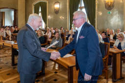 umk_0771.jpg-nauczyciele, Majchrowski, dyplomy, wręczenie, dyrektorzy, nagroda, prezydenta,