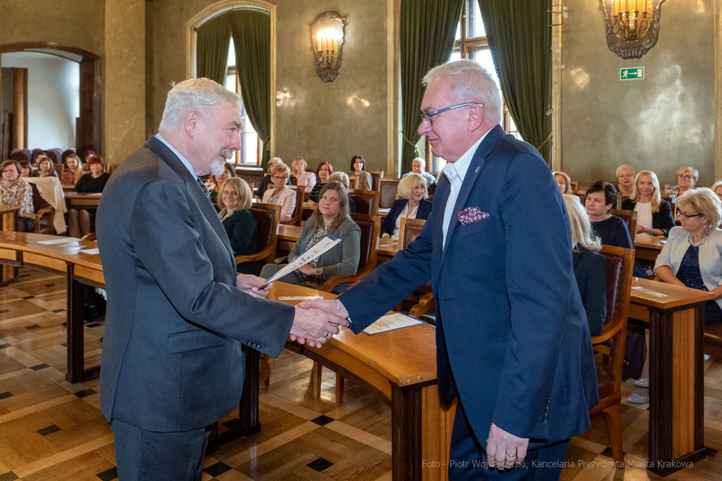 umk_0771.jpg-nauczyciele, Majchrowski, dyplomy, wręczenie, dyrektorzy, nagroda, prezydenta,  Autor: P. Wojnarowski