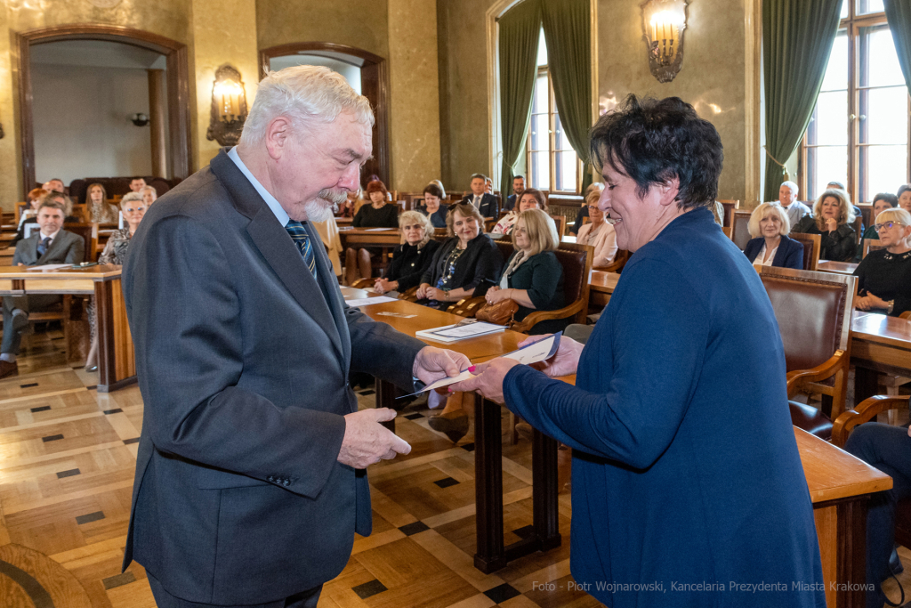 umk_0776.jpg-nauczyciele, Majchrowski, dyplomy, wręczenie, dyrektorzy, nagroda, prezydenta,  Autor: P. Wojnarowski