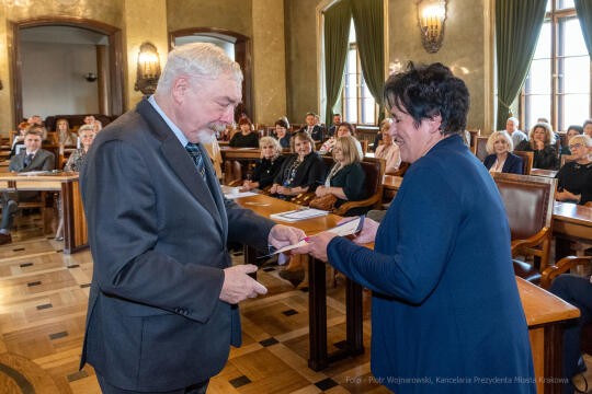 umk_0776.jpg-nauczyciele, Majchrowski, dyplomy, wręczenie, dyrektorzy, nagroda, prezydenta,