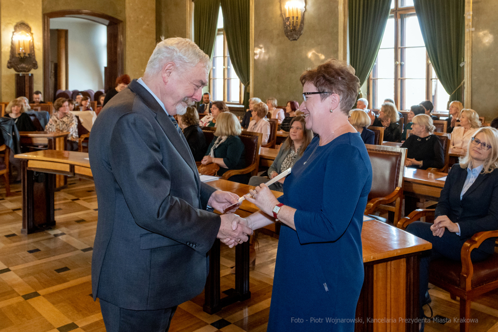 umk_0779.jpg-nauczyciele, Majchrowski, dyplomy, wręczenie, dyrektorzy, nagroda, prezydenta,  Autor: P. Wojnarowski