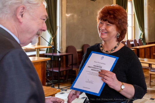 umk_0782.jpg-nauczyciele, Majchrowski, dyplomy, wręczenie, dyrektorzy, nagroda, prezydenta,