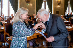 umk_0783.jpg-nauczyciele, Majchrowski, dyplomy, wręczenie, dyrektorzy, nagroda, prezydenta,