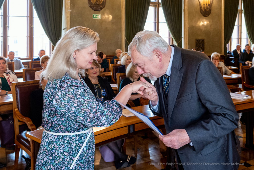 umk_0783.jpg-nauczyciele, Majchrowski, dyplomy, wręczenie, dyrektorzy, nagroda, prezydenta,  Autor: P. Wojnarowski