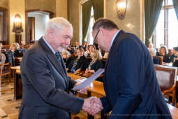 umk_0785.jpg-nauczyciele, Majchrowski, dyplomy, wręczenie, dyrektorzy, nagroda, prezydenta,